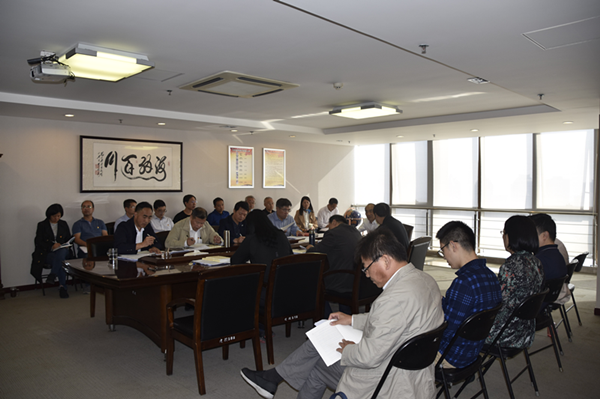 集團(tuán)公司召開“不忘初心、牢記使命”主題教育全面從嚴(yán)治黨專題集中學(xué)習(xí)研討會議