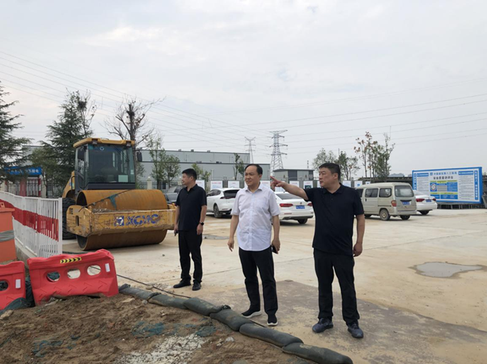 鄭州市建設投資集團有限公司黨委委員、副總經(jīng)理張巖到侯寨新鎮(zhèn)區(qū)安置區(qū)調研項目建設工作
